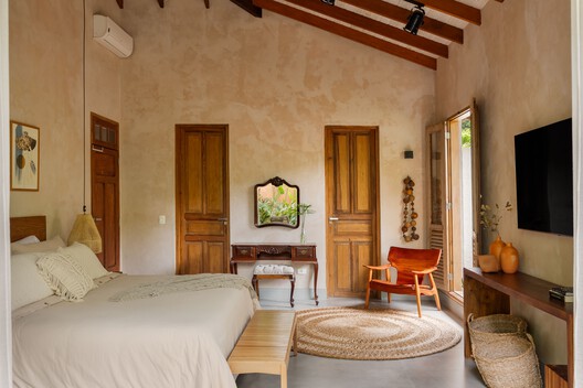 Caiçara House / Studio Carlito e Renata Pascucci - Interior Photography, Bedroom, Wood, Lighting, Chair, Bed