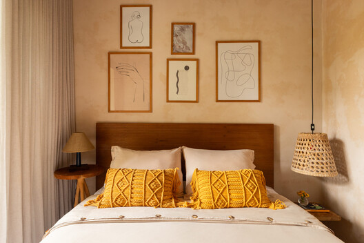 Caiçara House / Studio Carlito e Renata Pascucci - Interior Photography, Bedroom, Bed, Wood, Lighting, Sofa