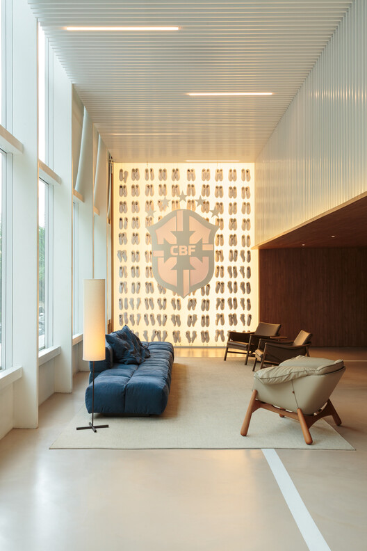 CBF (Brazilian Football Confederation) Headquarters / ARCHITECTS OFFICE CBF (Brazilian Football Confederation) Headquarters / ARCHITECTS OFFICE - Interior Photography, Living Room, Wood, Lighting, Chair