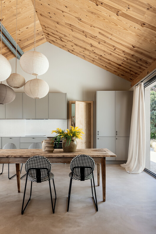 Casa Lago / More&Co Casa Lago / More&Co - Interior Photography, Dining room, Wood, Table, Lighting, Chair