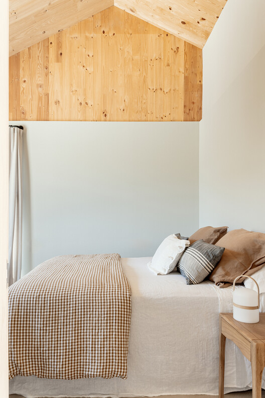 Casa Lago / More&Co Casa Lago / More&Co - Interior Photography, Bedroom, Bed, Wood, Lighting