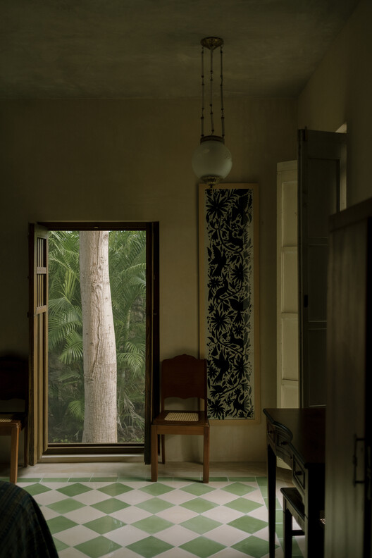 House in Mérida / F S D A - Interior Photography, Wood, Glass, Chair