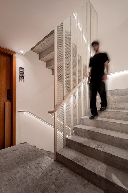 Edifício Lina / IDEIA1 - Fotografia de Interiores, Escada, Madeira, Corrimão