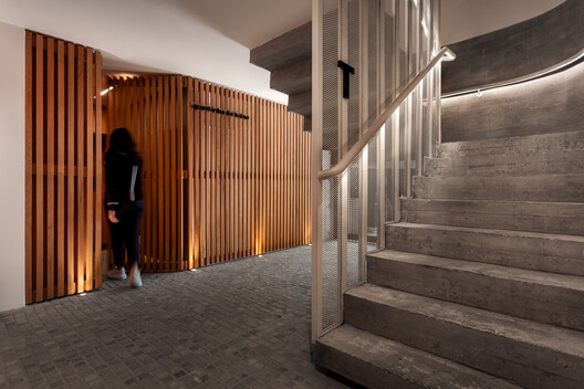 Edifício Lina / IDEIA1 - Fotografia de Interiores, Escada, Madeira, Corrimão