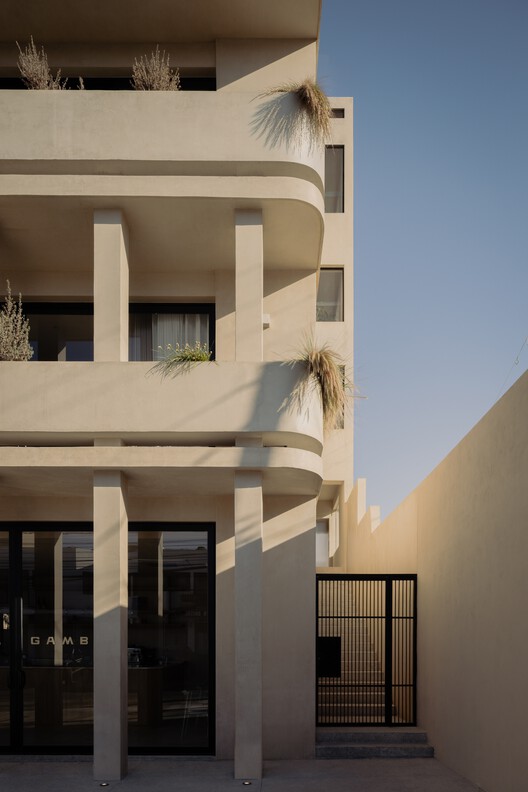 Residencias Estereo + Gamba café / Barde + vanVoltt - Fotografía interior, Concreto, Balcón