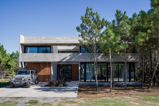 4H House / Besonias Almeida Arquitectos 4H House / Besonias Almeida Arquitectos - Image 2 of 26