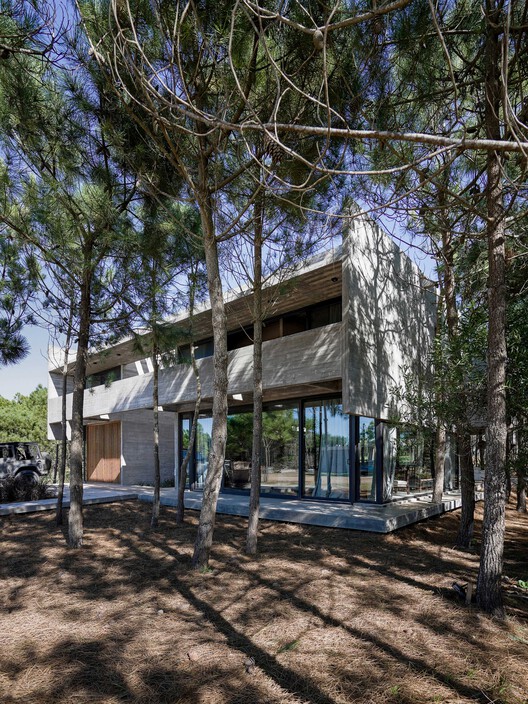 4H House / Besonias Almeida Arquitectos 4H House / Besonias Almeida Arquitectos - Exterior Photography, Wood