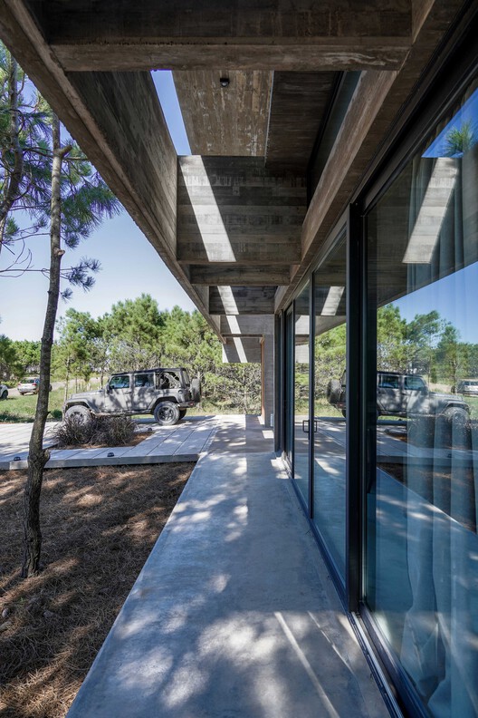 4H House / Besonias Almeida Arquitectos 4H House / Besonias Almeida Arquitectos - Exterior Photography, Wood, Concrete, Beam, Column