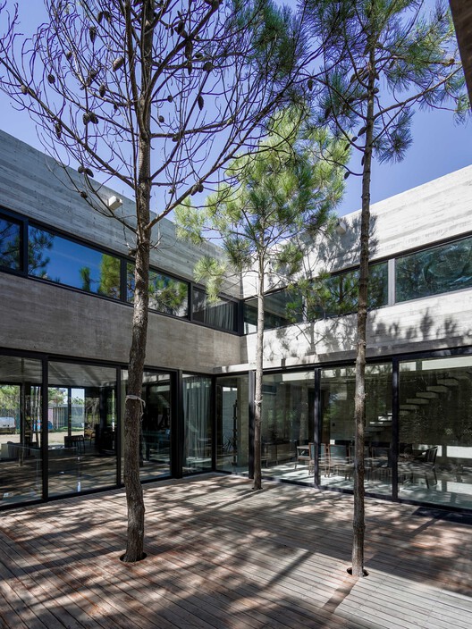 4H House / Besonias Almeida Arquitectos 4H House / Besonias Almeida Arquitectos - Exterior Photography