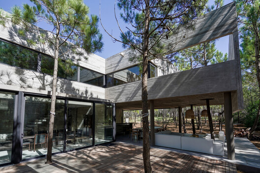 4H House / Besonias Almeida Arquitectos 4H House / Besonias Almeida Arquitectos - Image 9 of 26