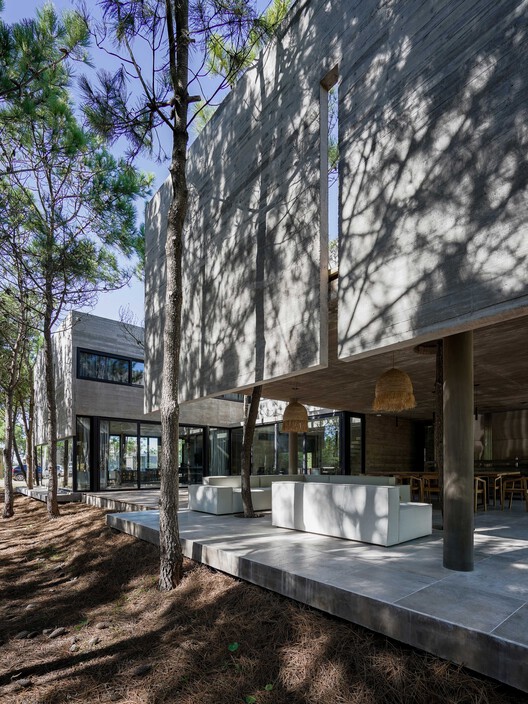 4H House / Besonias Almeida Arquitectos 4H House / Besonias Almeida Arquitectos - Exterior Photography, Concrete