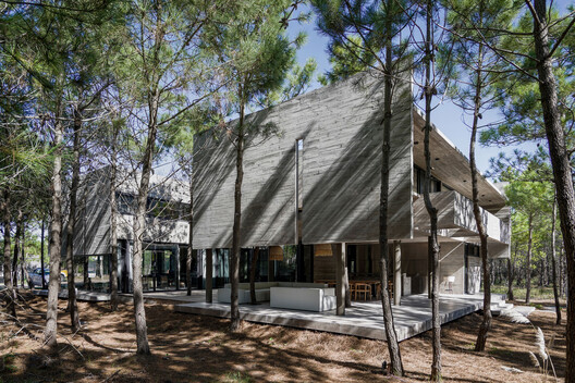 4H House / Besonias Almeida Arquitectos 4H House / Besonias Almeida Arquitectos - Exterior Photography, Wood