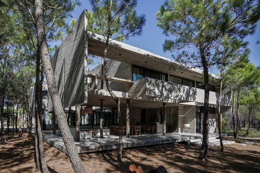4H House / Besonias Almeida Arquitectos 4H House / Besonias Almeida Arquitectos - Exterior Photography, Wood