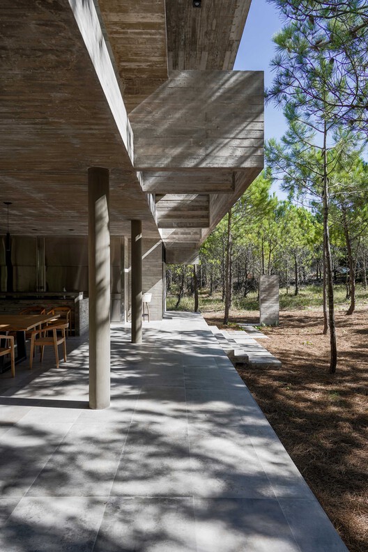 4H House / Besonias Almeida Arquitectos 4H House / Besonias Almeida Arquitectos - Exterior Photography, Wood, Concrete, Column