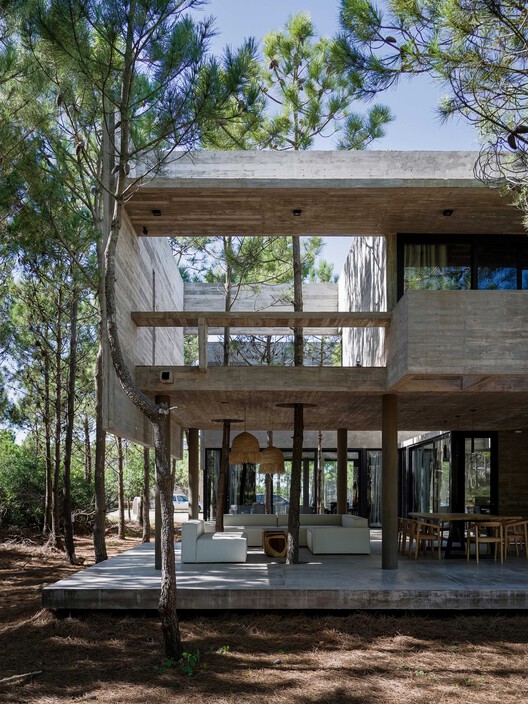 4H House / Besonias Almeida Arquitectos 4H House / Besonias Almeida Arquitectos - Image 4 of 26