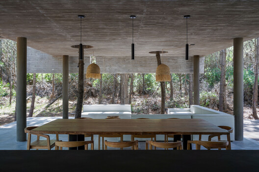 4H House / Besonias Almeida Arquitectos 4H House / Besonias Almeida Arquitectos - Interior Photography, Dining room, Wood, Column