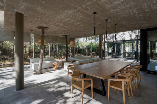 4H House / Besonias Almeida Arquitectos 4H House / Besonias Almeida Arquitectos - Interior Photography, Dining room, Wood, Column, Beam