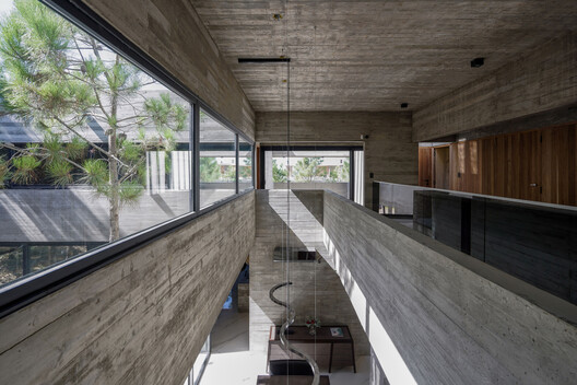 4H House / Besonias Almeida Arquitectos 4H House / Besonias Almeida Arquitectos - Interior Photography, Kitchen, Wood, Concrete