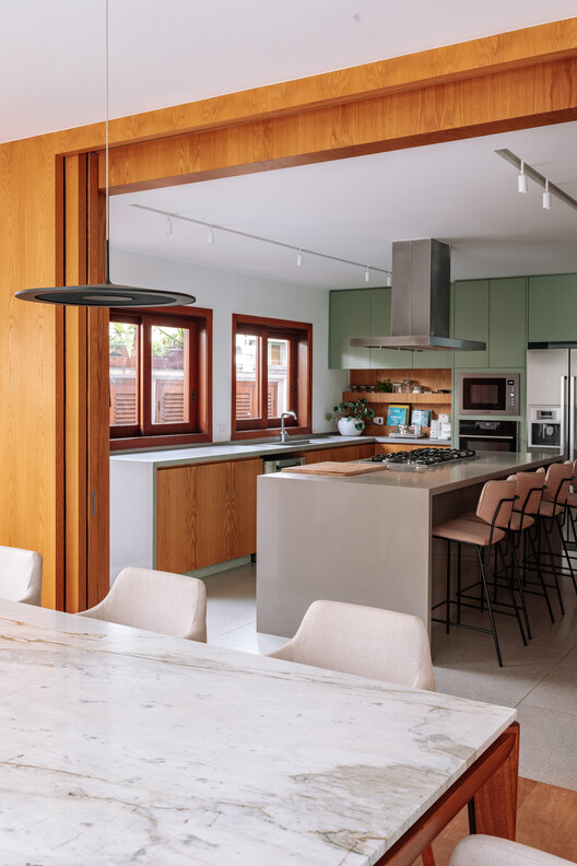FCM House / Ximenes Leite Arquitetura - Interior Photography, Kitchen, Wood, Countertop, Table, Lighting, Chair