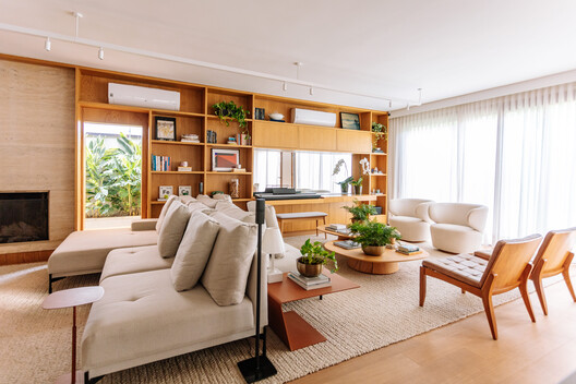 FCM House / Ximenes Leite Arquitetura - Interior Photography, Living Room, Sofa, Wood, Table, Lighting, Chair