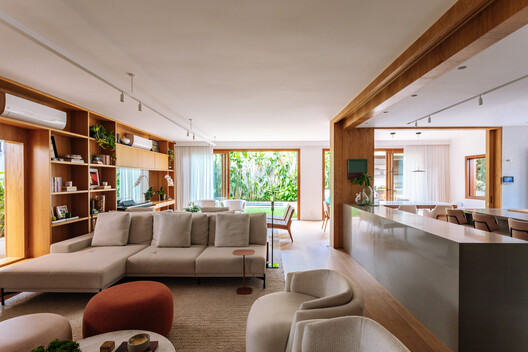 FCM House / Ximenes Leite Arquitetura - Interior Photography, Living Room, Wood, Sofa, Table, Chair