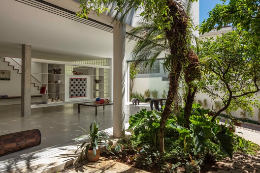 Muxarabi House / Ana Sawaia Arquitetura - Exterior Photography, Concrete, Courtyard