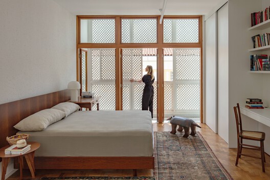 Muxarabi House / Ana Sawaia Arquitetura - Interior Photography, Bedroom, Wood, Bed, Lighting