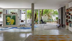 Casa Muxarabi / Ana Sawaia Arquitetura