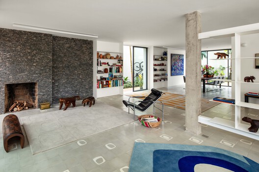 Muxarabi House / Ana Sawaia Arquitetura - Interior Photography, Living Room, Wood, Chair