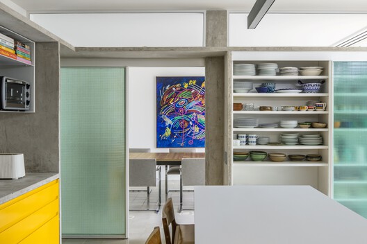 Muxarabi House / Ana Sawaia Arquitetura - Interior Photography, Kitchen, Wood, Table, Countertop, Shelving, Chair, Glass