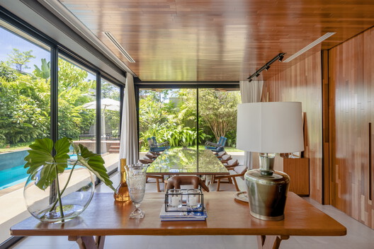 Casa Q / Biselli Katchborian Arquitetos Associados Casa Q / Biselli Katchborian Arquitetos Associados - Fotografia de Interiores, Sala de Jantar, Madeira, Cadeira, Mesa, Iluminação, Vidro