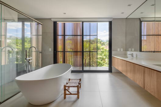 Casa Q / Biselli Katchborian Arquitetos Associados Casa Q / Biselli Katchborian Arquitetos Associados - Fotografia de Interiores, Banheiro, Banheira, Porta, Vidro