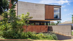 Casa Q / Biselli Katchborian Arquitetos Associados