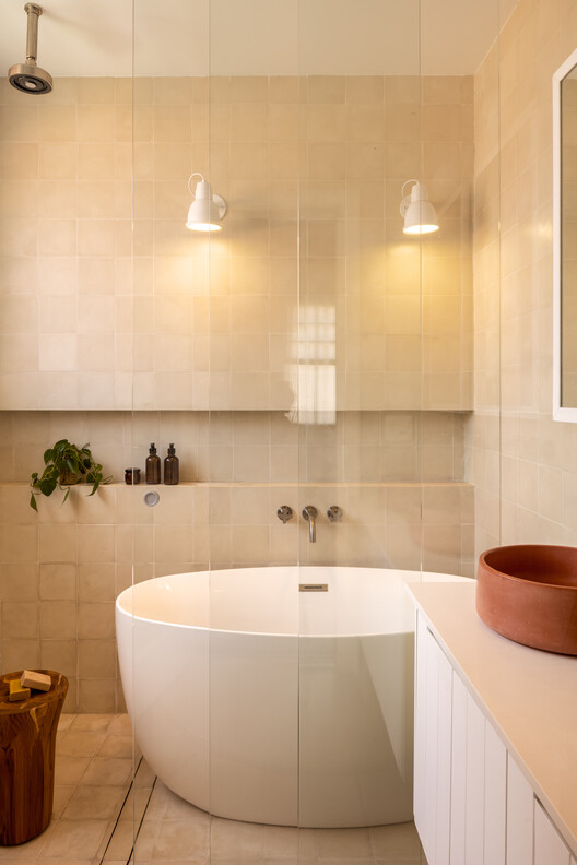 Limoeiro House / Mana arquitetura - Interior Photography, Bathroom, Bathtub, Lighting, Sink