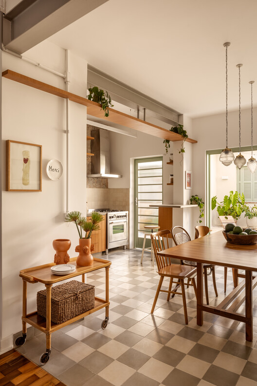 Limoeiro House / Mana arquitetura - Interior Photography, Dining room, Wood, Table, Lighting, Kitchen, Chair, Countertop