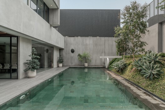 RJH House / Wiyoga Nurdiansyah - Exterior Photography, Concrete, Courtyard