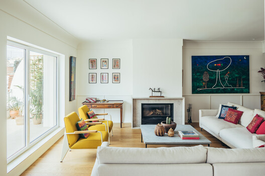 Piso Oliva / More&Co Piso Oliva / More&Co - Interior Photography, Living Room, Sofa, Wood, Table, Lighting, Chair