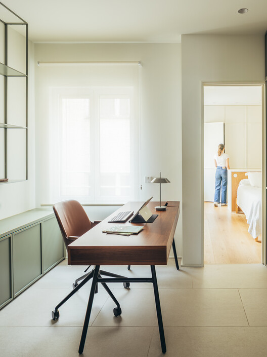 Piso Oliva / More&Co Piso Oliva / More&Co - Interior Photography, Table, Wood, Chair, Lighting