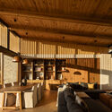Casa Milagro / RAVSTUDIO - Fotografía interior, Sala de estar, Madera, Sillas, Fijación Vigas