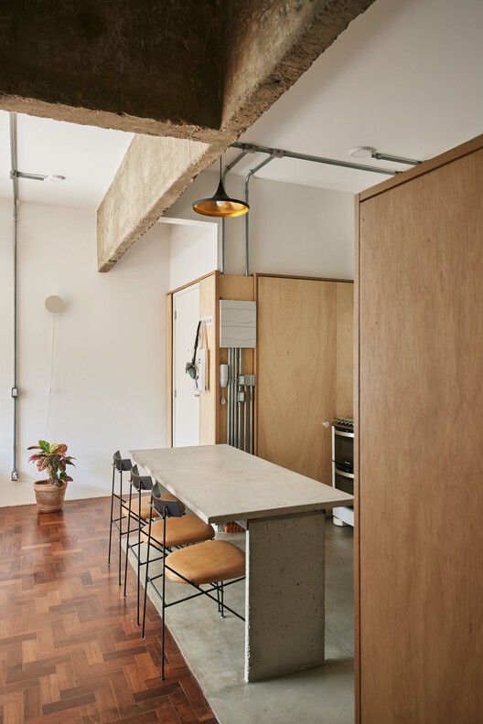 Cosme Velho Apartment / Venta Arquitetos Cosme Velho Apartment / Venta Arquitetos - Interior Photography, Wood, Table, Chair