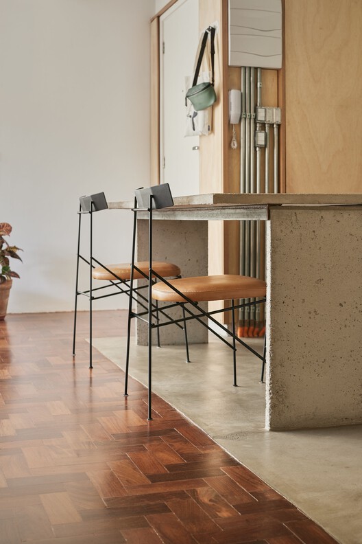 Cosme Velho Apartment / Venta Arquitetos Cosme Velho Apartment / Venta Arquitetos - Interior Photography, Wood, Table, Chair