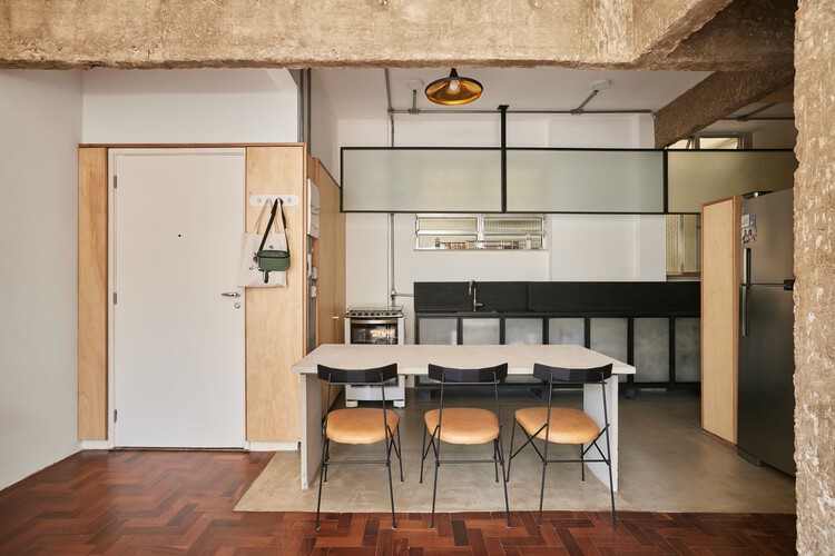 Apartamento Cosme Velho / Venta Arquitetos - Fotografía interior, Cocina, Madera, Iluminación, Sillas