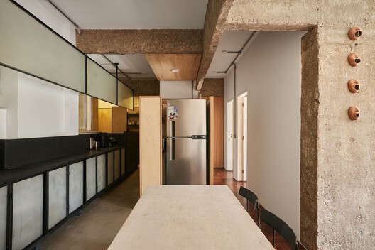 Cosme Velho Apartment / Venta Arquitetos Cosme Velho Apartment / Venta Arquitetos - Interior Photography, Kitchen, Wood, Lighting, Countertop