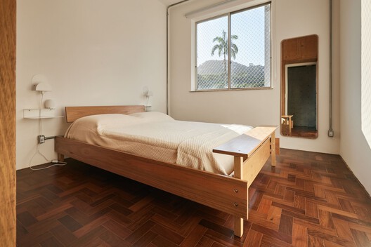 Cosme Velho Apartment / Venta Arquitetos Cosme Velho Apartment / Venta Arquitetos - Interior Photography, Bedroom, Bed, Wood, Lighting