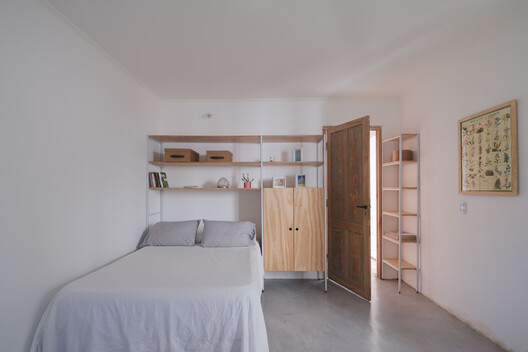 Rural Guesthouse La Reunión / IR arquitectura + Menhir Arquitectura Rural Guesthouse La Reunión / IR arquitectura + Menhir Arquitectura - Interior Photography, Bedroom, Bed, Wood, Lighting