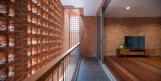 Baan You Yen Residence / Studio Miti - Interior Photography, Brick, Wood