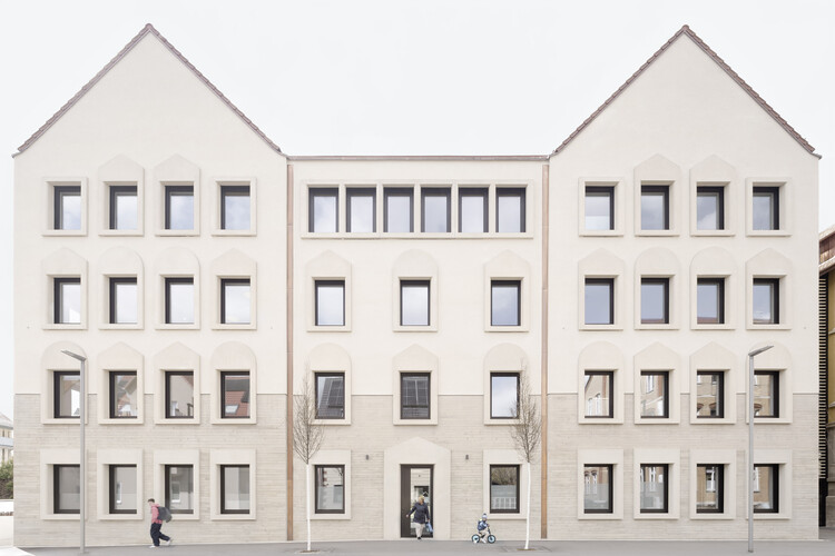 Educational Center with an Adult Education School, Music School and Kindergarten  / Bez+Kock Architekten - Facade