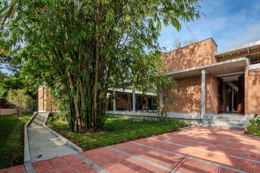 Anjung House / Eleena Jamil Architect - Exterior Photography, Brick, Courtyard