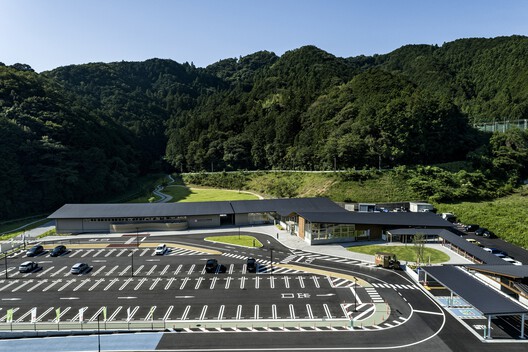 Makino's Roadside Station / Wakatake Town Planning Research Institute + STUDIO YY + WORKSTATION  - Image 32 of 38