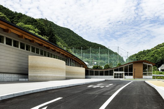 Makino's Roadside Station / Wakatake Town Planning Research Institute + STUDIO YY + WORKSTATION  - Image 8 of 38